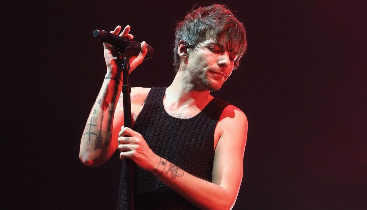 Louis Tomlinson turns heads in eye-catching red jacket at Sweden concert