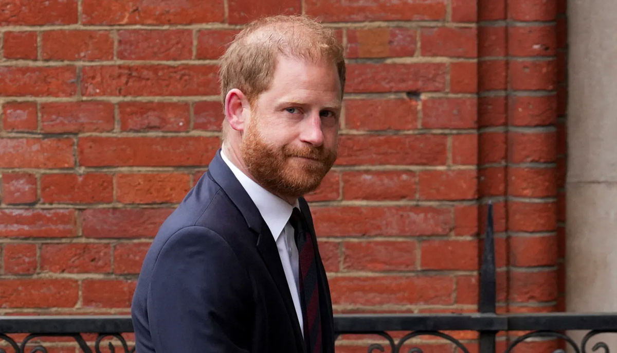Prince Harry receives worrying update on phone hacking case after key demand