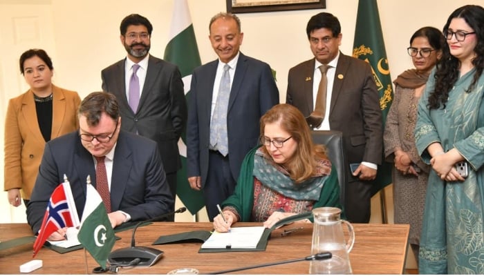 Federal Secretary for Climate Change and Environmental Coordination Aisha Humera Moriani and Norways Ambassador to Pakistan Per Albert Ilsaas sign Pakistan’s first carbon market deal at the Ministry of Climate Change and Environmental Coordination, Islamabad, April 1, 2026. — PID