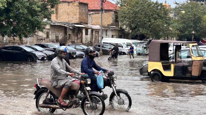 Heavy rainfall triggers water accumulation, traffic congestion in Karachi