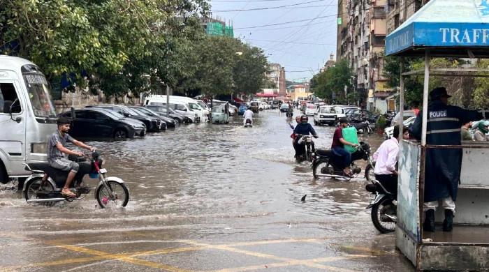 At least six die, many injured as heavy rain triggers waterlogging, traffic jams in Karachi