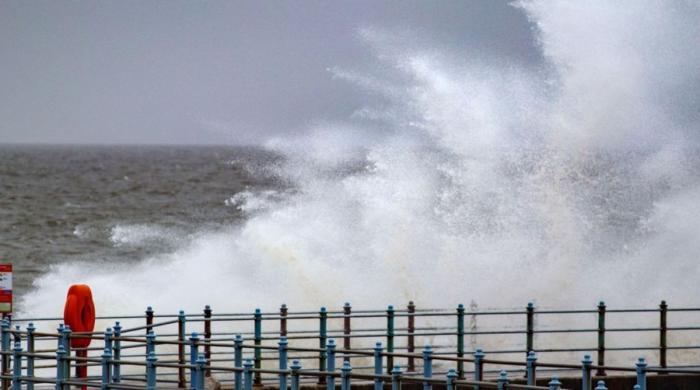 Storm Dave brings 80mph winds, heavy snow, causing Easter travel chaos across UK 