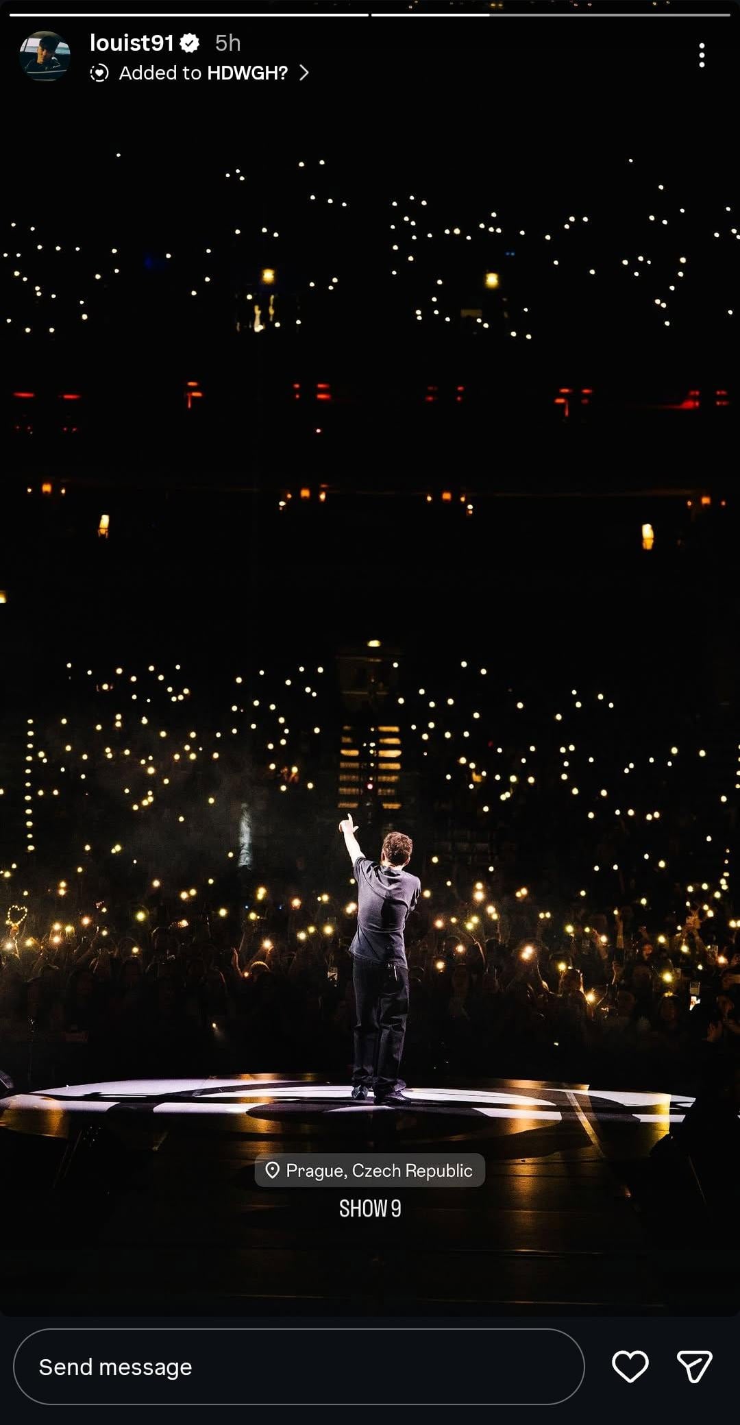 Louis Tomlinson fans light up arena during emotional Prague show
