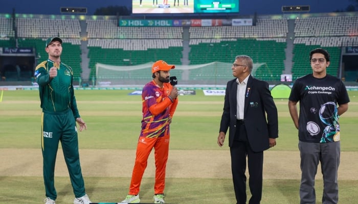 Multan Sultans captain Ashton Turner (left) and Rawalpindiz captain Mohammad Rizwan (centre) at the toss for their PSL 11 match at Gaddafi Stadium, Lahore, April 6, 2026. — PSL