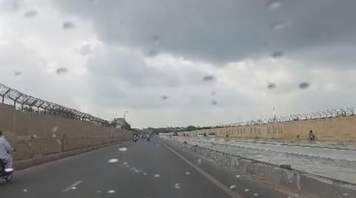 Parts of Karachi receive drizzle amid rain forecast