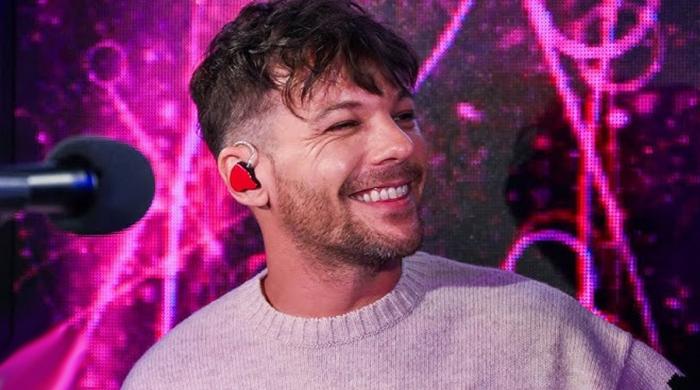 Louis Tomlinson fans light up arena during emotional Prague show