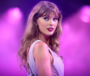 Taylor Swift drops bridal hints in chic NYC look