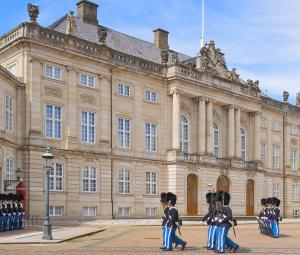 Royal family hit with heartbreak as Queen releases official statement