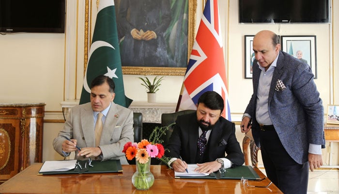 Pakistan High Commissioner to the UK Dr Muhammad Faisal and Afzal Wali Muhamad sign the agreement. — reporter