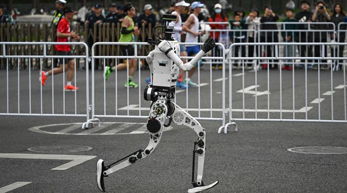 Humans far behind as robot breaks record at Beijing half marathon