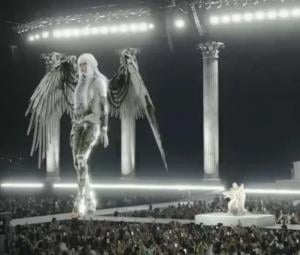 BLACKPINK Lisa's screen illusion goes viral leaving Coachella crowd confused