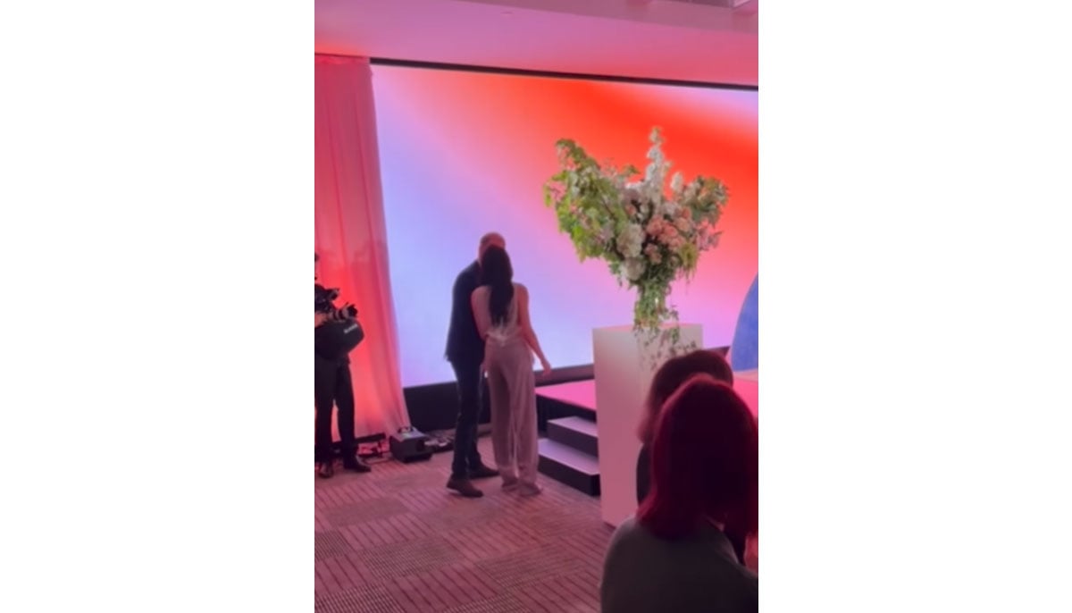 Harry and Meghans quiet Sydney kiss nearly slipped under the radar