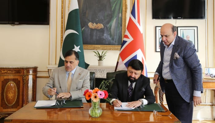 Pakistan High Commissioner to the UK, Dr Muhammad Faisal (left) and Chairman of Gerry’s Visa Services Afzal Wali Muhammad sign a contract for additional consular facilitation services across UK in London, April 20, 2026. — Geo News
