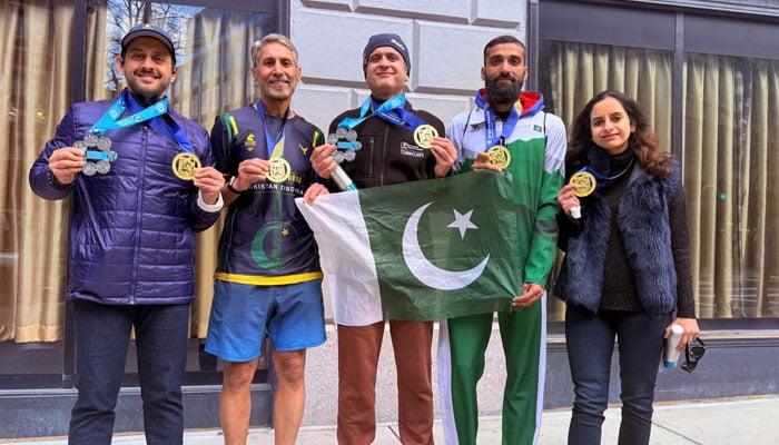 Pakistani runners Bilal, Fasih, Amjad and Maheen pose for a group photo. — Reporter