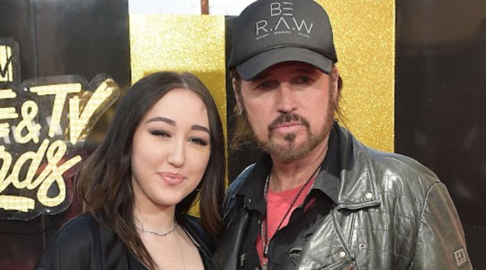 Noah Cyrus performs emotional song with dad Billy Ray after family feud
