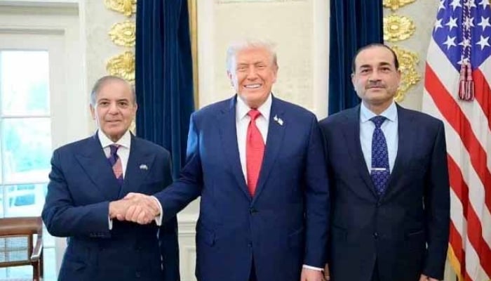 (Left to right) Prime Minister Shehbaz Sharif, US President Donald Trump, and Field Marshal Asim Munir pose for a photo at the White House in Washington, on September 25, 2025. — X/PakPMO