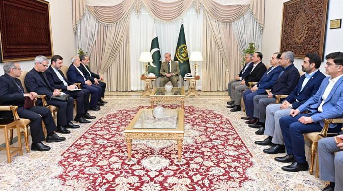 Iranian FM meets Pakistan's civil-military leadership amid efforts to end Middle East war