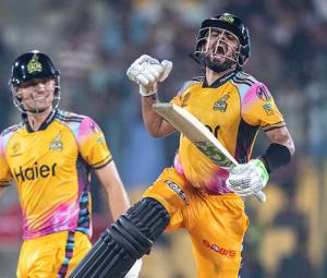 Peshawar Zalmi pile up 221 in PSL Qualifier against Islamabad United