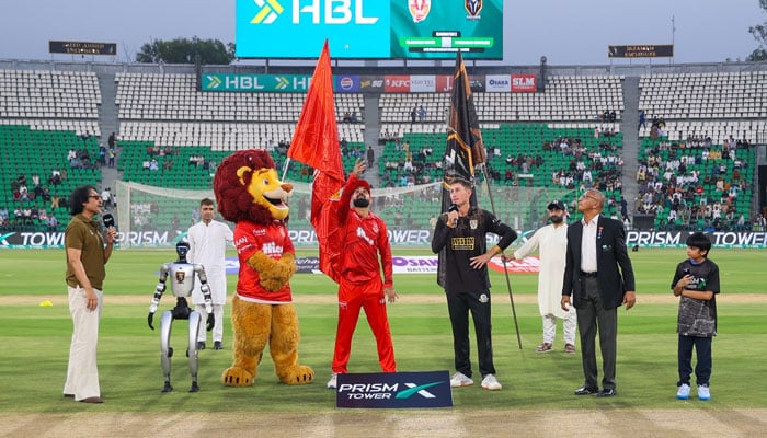 Islamabad United captain Shadab Khan (left) and Hyderabad Kingsmens Marnus Labuschagne (centre) at the toss for their PSL 11 Eliminator 2 at the Gaddafi Stadium in Lahore on May 1, 2026. — PSL