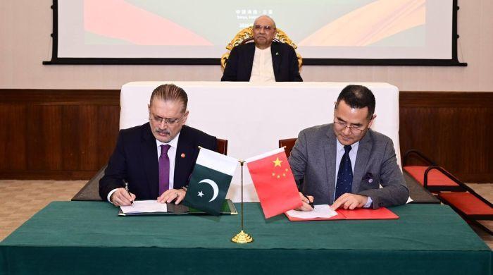 Pakistan, China sign joint venture deal, MoUs to boost 'practical cooperation'