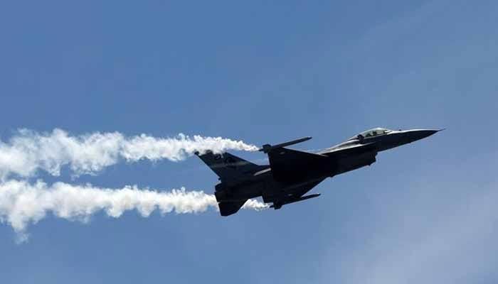 Pakistan Air Force (PAF) Sherdils (Lion Heart) squads fighter jet F-16 flies during Pakistan Day celebrations, Clifton beach, Karachi, Pakistan, March 23, 2017. — Reuters