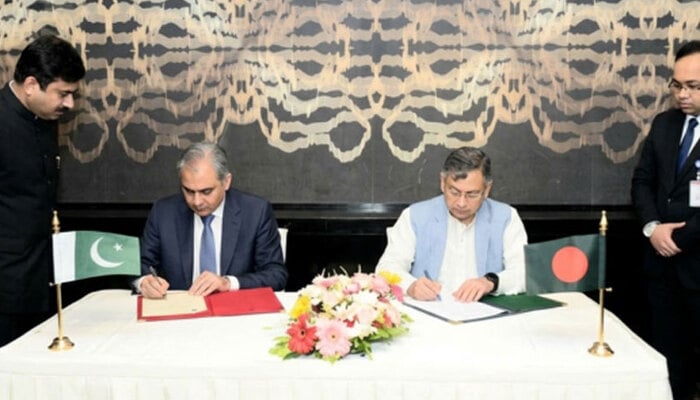 Minister for Interior and Narcotics Control Mohsin Naqvi and Bangladeshi counterpart Salahuddin Ahmed sign agreement in Dhaka. — APP