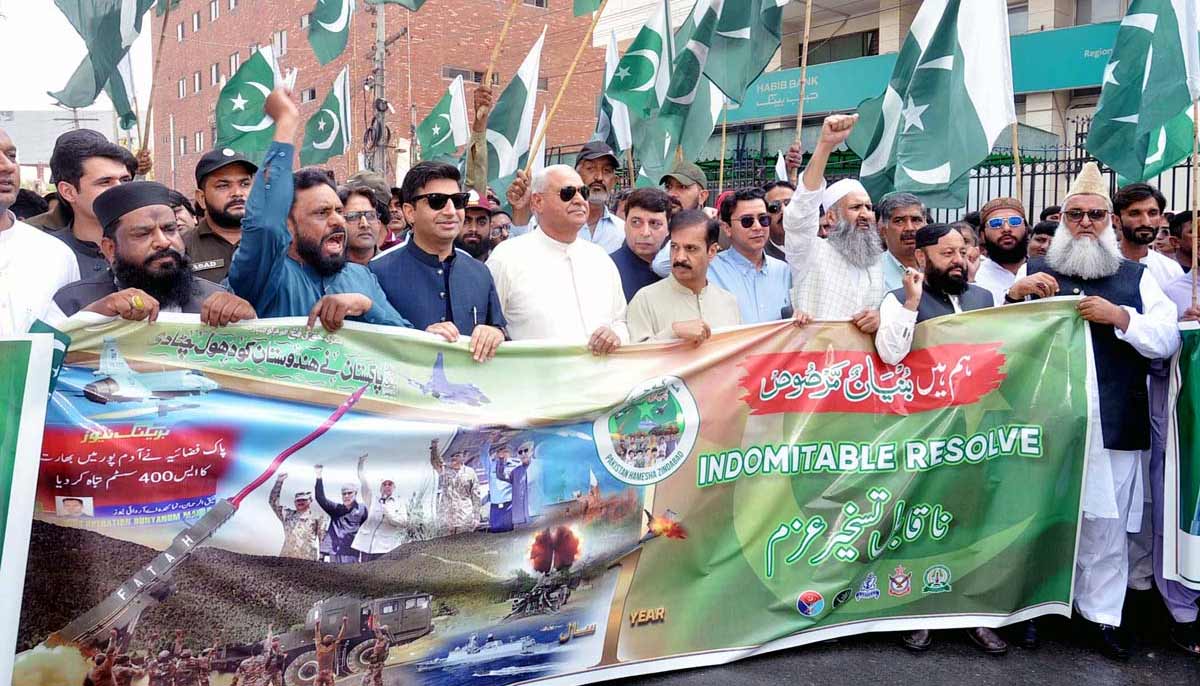 Commissioner Sargodha Hafiz Shoukat Ali leads a rally marking the completion of one year of the victory of Marka-e-Haq Bunyan-ul-Marsoos at Arts Council.— APP