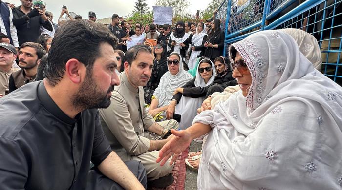 KP CM Afridi joins Imran sisters' sit-in near Adiala jail