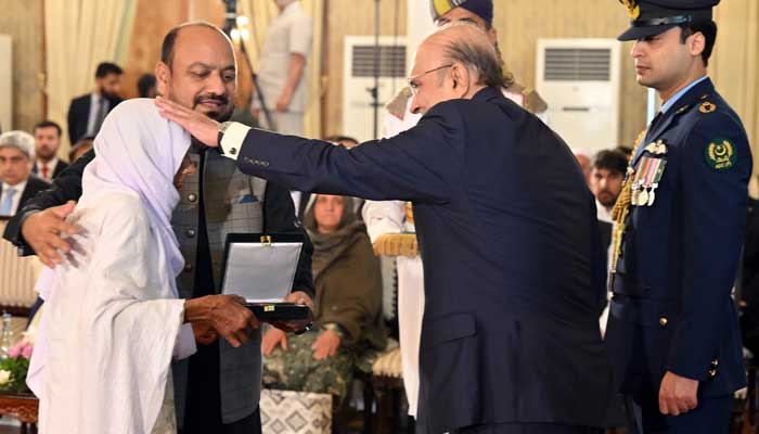 President Asif Ali Zardari confers Sitara-e-Shujaat upon the family of Shaheed Liaqat Ali, a former Pakistan Railways employee who embraced martyrdom while foiling a suicide attack in Attock on May 13, 2026. — APP