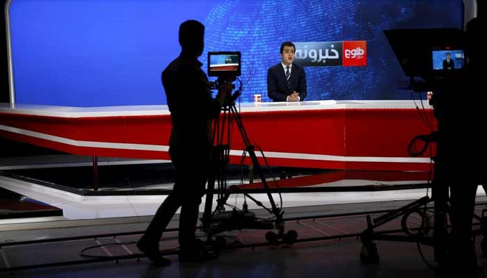 یک فیلمبردار از یک مجری خبر در استودیوی طلوع نیوز، در کابل، افغانستان در 18 اکتبر 2015 فیلم می گیرد.— رویترز/ فایل