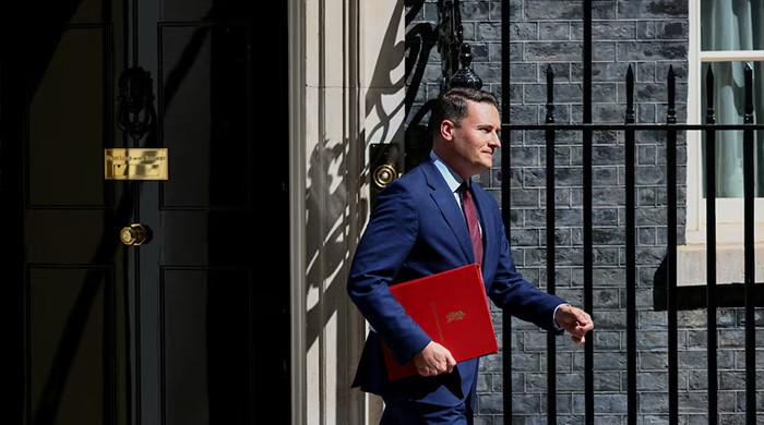 Senior UK minister resigns, calls for a leadership contest to oust PM Starmer