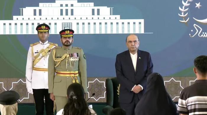 President Zardari confers military awards on armed forces personnel