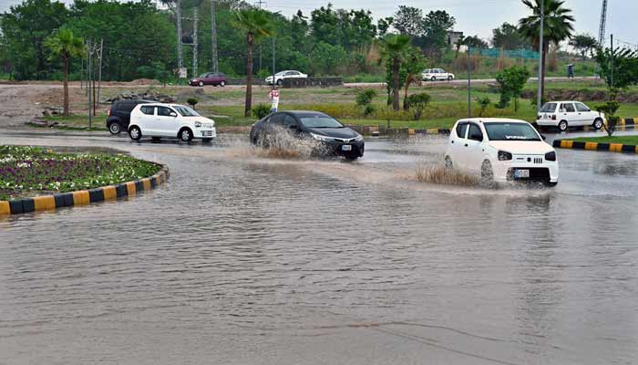 Vehicles pass through rainwater accumulated at PWD Interchange during rain that experienced the Twin Cities. — APP