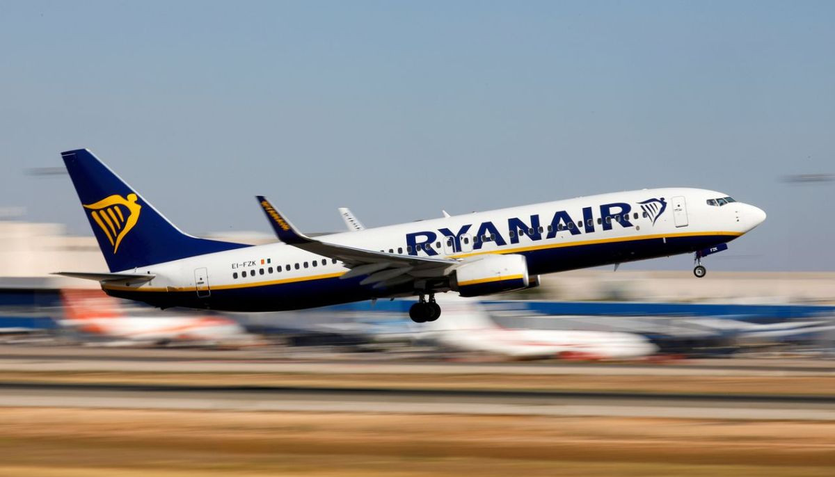 Ryanair increases cash bonus for staff who catch passengers with oversized bags