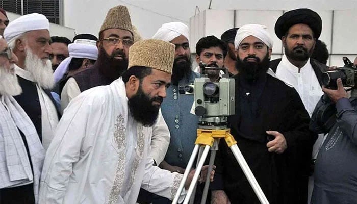 Central Ruet-e-Hilal Committee Chairman Maulana Abdul Khabir Azad sighting the moon from the rooftop of Auqaf Hall, Peshawar, in this undated image. — APP/File