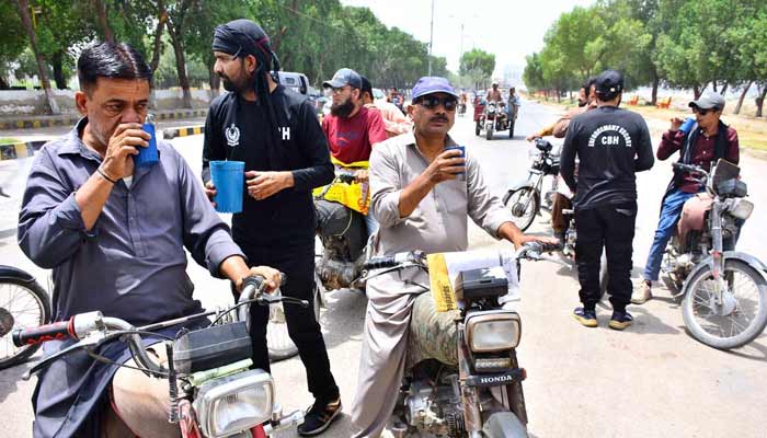 Cantonment Board Hyderabad staff serve cold water to passersby at a heatstroke camp established on Alamgir Road to provide relief during the intense heatwave. — APP