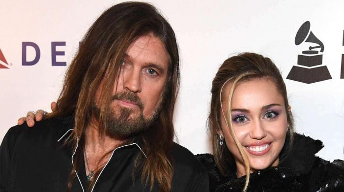 Miley Cyrus gives surprising shoutout to Billy Ray during Walk of Fame 