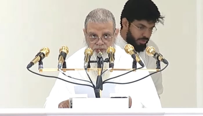 Sheikh Dr Ali Al Hudaify, th Imam of Al-Masjid an-Nabawi, is delivering a Hajj sermon at Namirah Mosque in Makkah on May 26, 2026. — Screengrab via Geo News