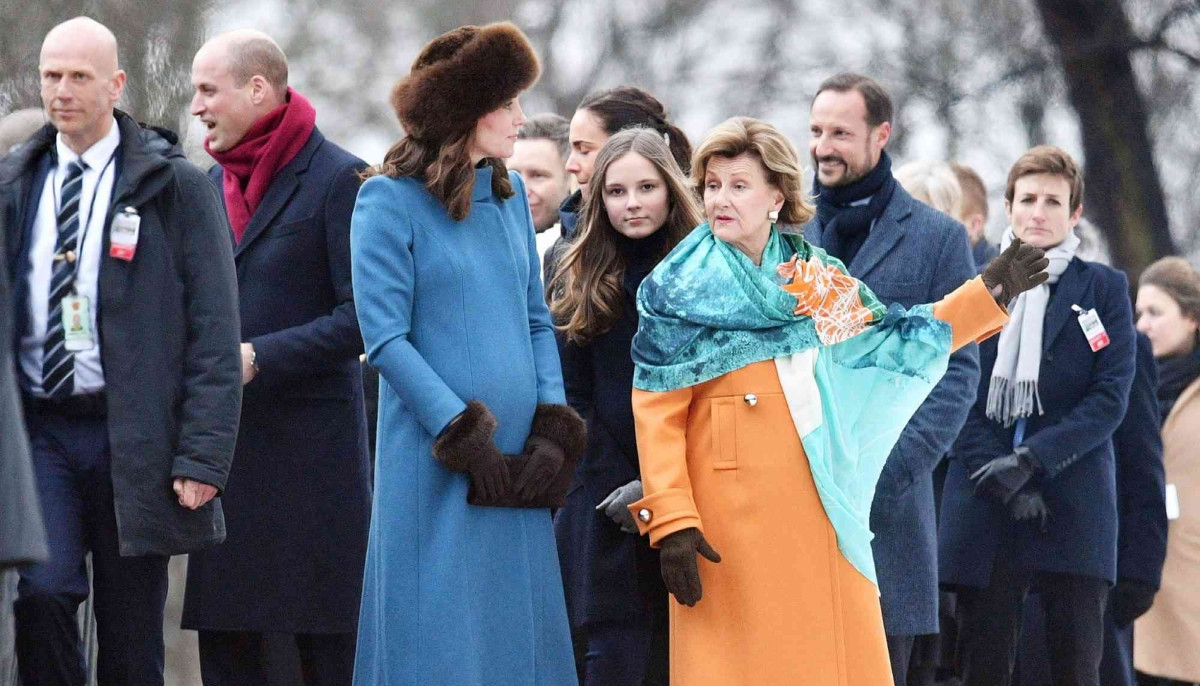 Royal family releases urgent statement as Queen rushed to hospital 