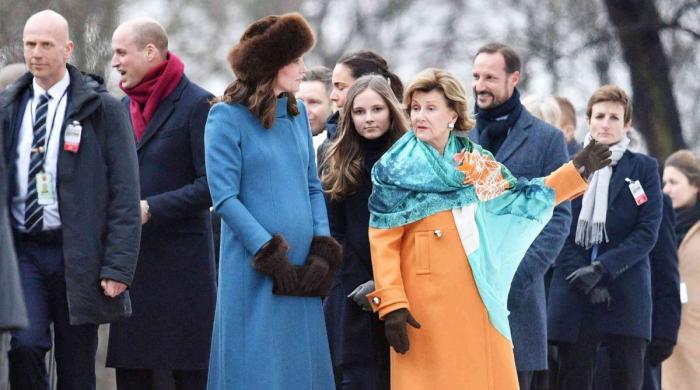 Royal family releases urgent statement as Queen rushed to hospital 