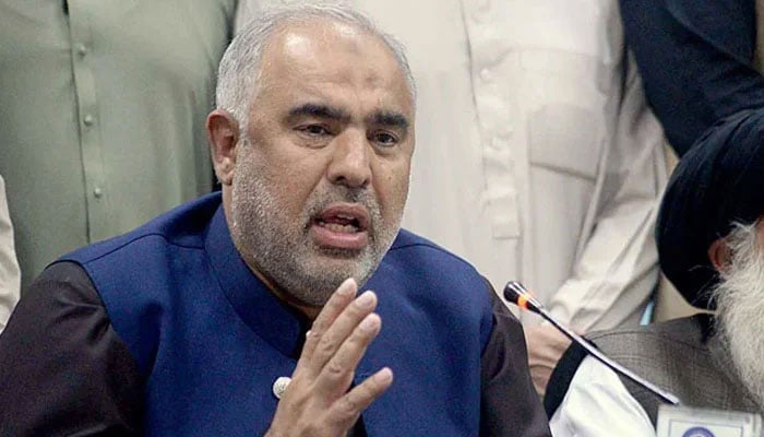 PTI leader and former National Assembly speaker Asad Qaiser talking to media. — APP/File