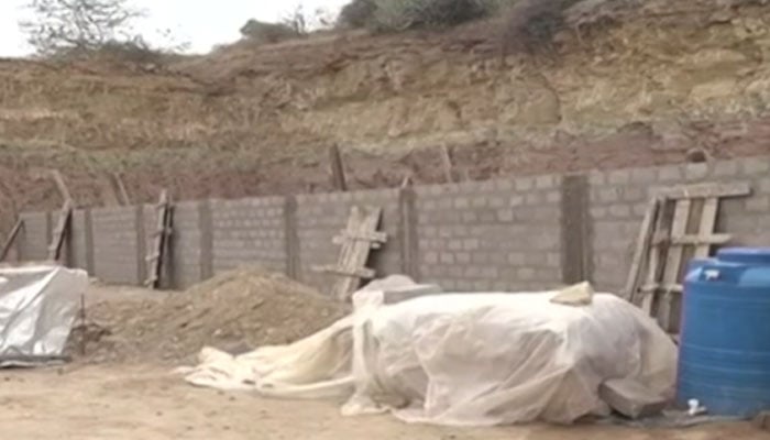 Illegal structure under construction near Karachis Hill Park. — YouTube/Geo News/screengrab