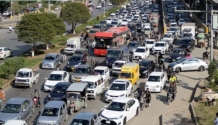 A large number of vehicles are stuck in traffic at Shahrah-e-Faisal in Karachi on January 8, 2026. — PPI