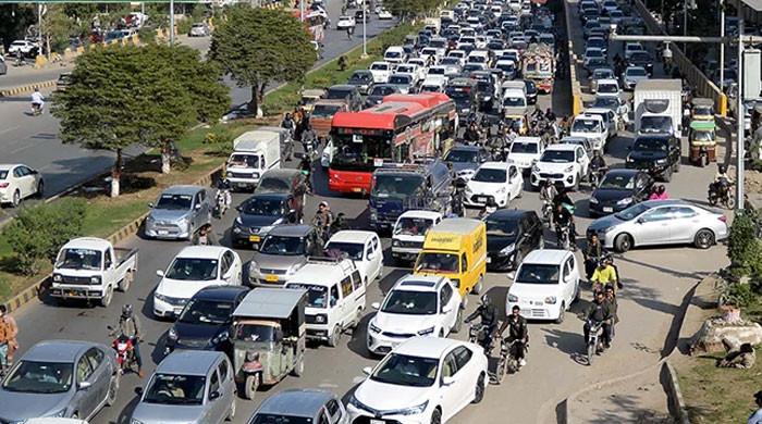 E-challans begin for Sharea Faisal lane violators in Karachi
