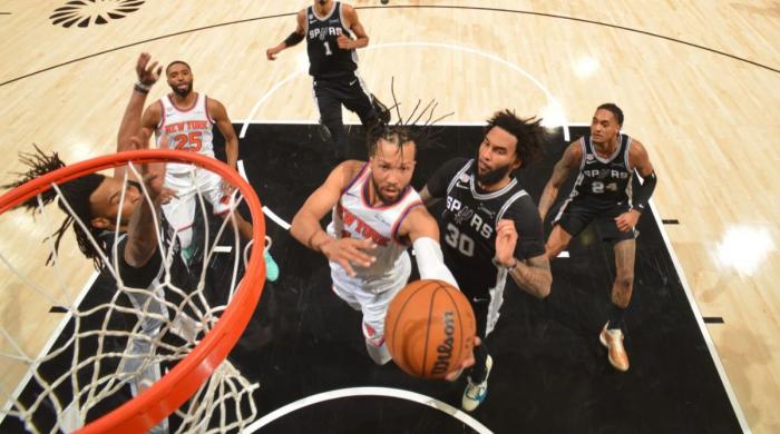 Knick rally past Spurs in Game 1, move three wins away from first title since 1973