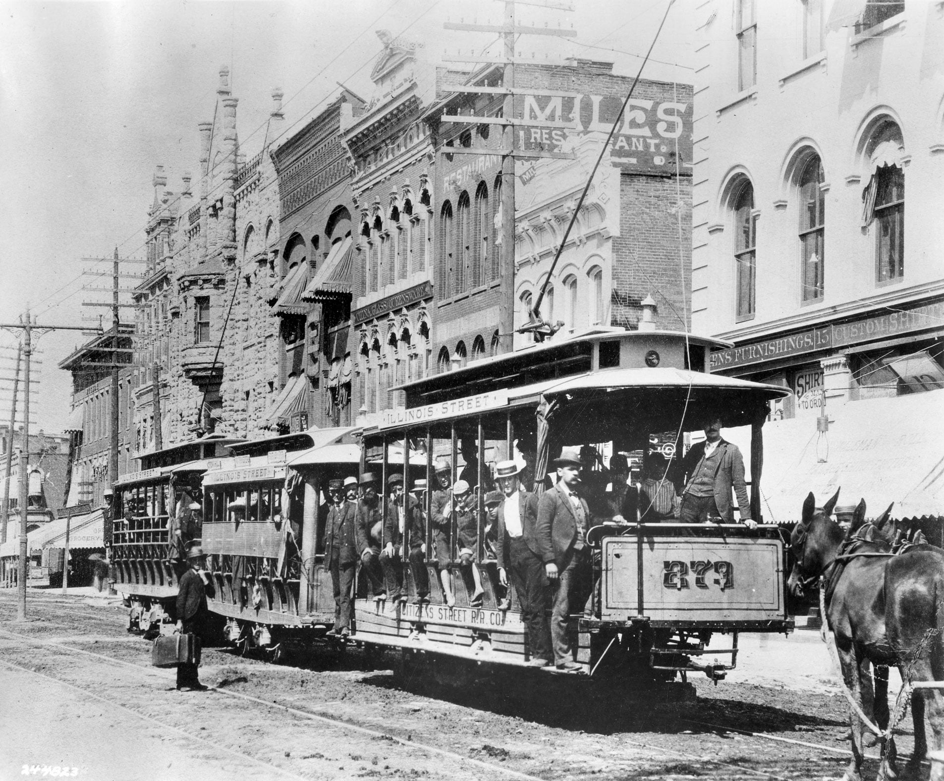 Electric streetcars in Indianapolis, 1896. — Commons.wikimedia.org