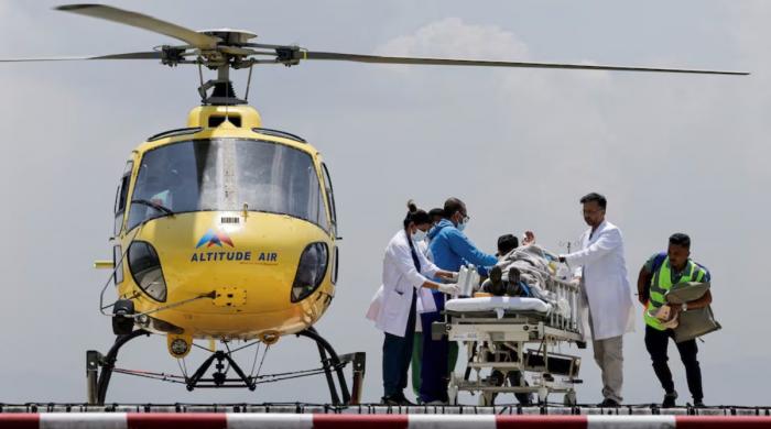 Missing Everest guide found alive after surviving a week without food or oxygen