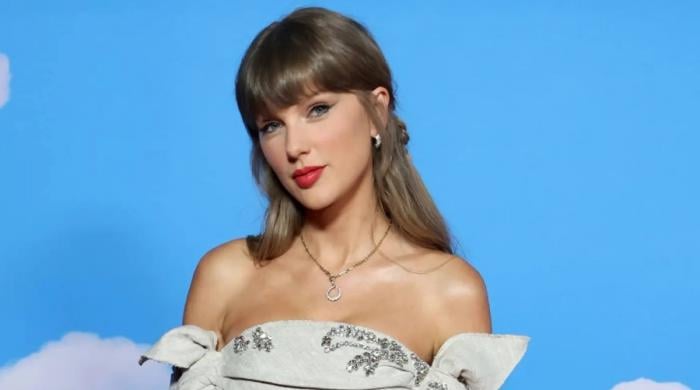 Taylor Swift mesmerises fans with vocals as she performs with Randy Newman 
