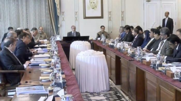 At NEC huddle, PM hails provinces' role in addressing economic issues