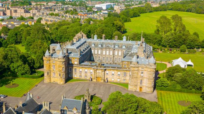Palace opens doors as Prince Harry's team sets sail for UK